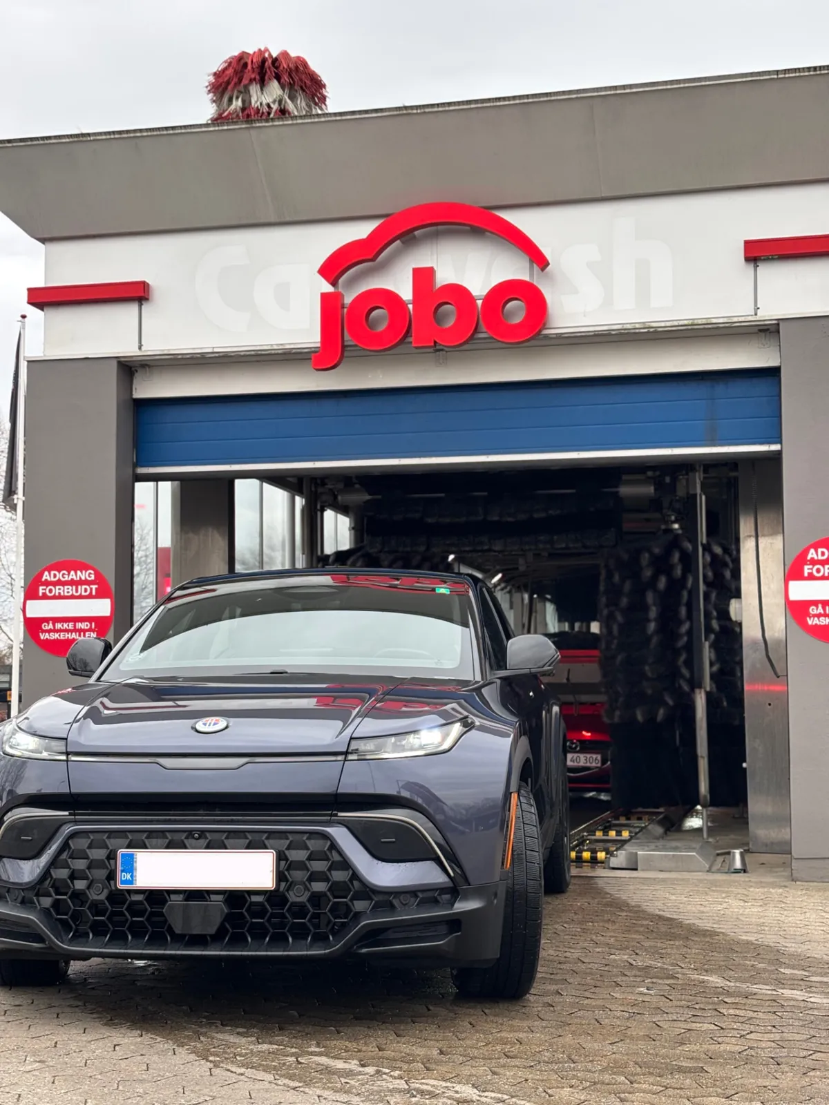Bil foran Jobo Bilcenters vaskehal i Helsingør